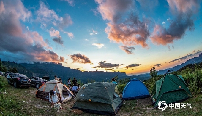 중국 중부의 충칭직할시에 위치한 진포샨 롱안청( 重庆市 南川区 金佛山 龙岩城) 의 오토캡핑장에서, 야영텐트를 친 중칭시민들이 오랜만에 찾아온 맑고 청량한 가을날을 즐기고 있다. 중궈티엔치왕( 中国天气网) 캡쳐. 