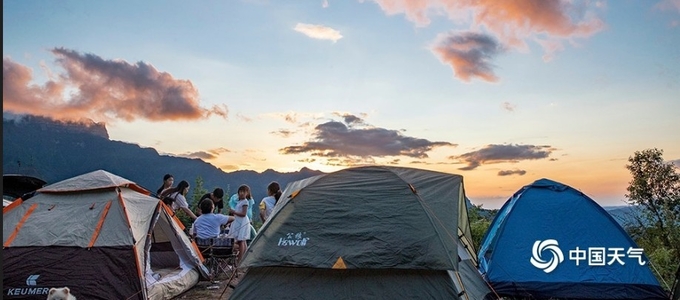 중국 중부의 충칭직할시에 위치한 진포샨 롱안청( 重庆市 南川区 金佛山 龙岩城) 의 오토캡핑장에서, 야영텐트를 친 중칭시민들이 오랜만에 찾아온 맑고 청량한 가을날을 즐기고 있다. 중궈티엔치왕( 中国天气网) 캡쳐. 