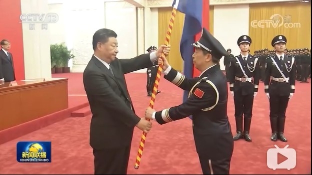 시징핑주석이 국가안전부장에게 경찰기를 하사하고 있다. CCTV신원렌보 캡쳐.
