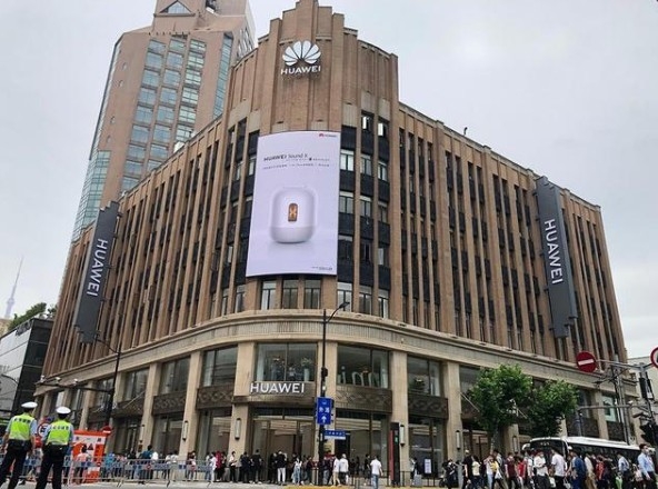 코로나19 와중에 상하이 번화가에 들어선 화웨이의 플래그 샵. 바이두 웨이보 캡쳐.