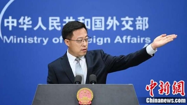 중국외교부 자오리젠대변인이 " 아이폰을 제재할 수있다"는 소식을 아이폰으로 올리며, 스스로 아이폰을 쓰고 있다는 것이 알려지면서, 중국 네티즌사이의 의견이 분분하다. 중국신문망 캡쳐.