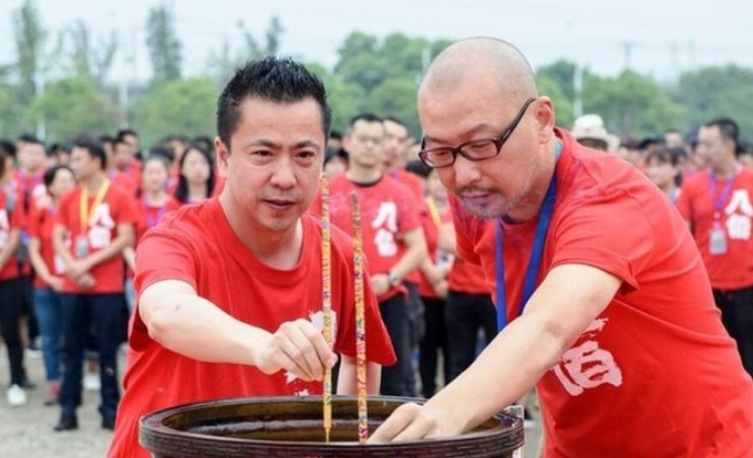 최근 초대박의 흥행을 기록한 영화 빠바이의 제작자( 왼쪽, 화이브러더스의 CEO 왕종레이( 王中磊) 와 감독 관후(管虎)가 흥행을 기원하는 중국전통의 제사에 향을 사르려 하고 있다. 바이두웨이보 캡쳐.
