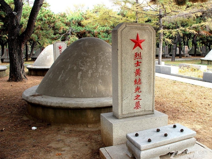 션양항미원조열사능원 ( 沈阳抗美援朝烈士陵园) 초기에 세워진 봉분무덤. 바이두웨이보 캡쳐.