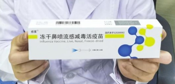 중국이 지난해부터 개발해 접종하는 '코속에 뿌리는 분사식 독감백신' 의 모습. 시아오샹천빠오 ( 潇湘晨报) 캡쳐.