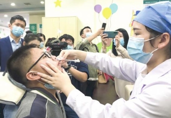 중국후난성 창사시의 한 의원에서, 지난달 27일 '코속에 뿌리는 분사식 독감백신' 을 어린이들에 대한 접종를 시작하는 현장이 취재진에게 공개됐다. 시아오샹천빠오 ( 潇湘晨报) 캡쳐.