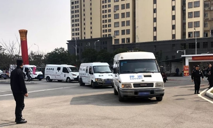 현금 홍빠오 증정식 행사에 사용된 현금을 실은 수송전문회사 차량들이 행사장에 들어오고 있다, 바이두웨이보캡쳐.