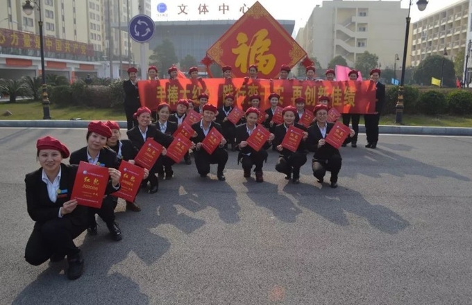 매년 3만 위안( 한화환산 약 5백만원)의 현금이 담긴 홍빠오를 받아든 지우지앙제철회사( 江西方大九钢)직원들이 기념촬용을 하고 있다. 인민왕/펑황왕 캡쳐