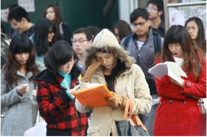 매년 11월 넷째 주말의 추운 날씩속에세 치러지는 시험장앞에서 입장을 기다리면서 책을 보는 수험생들. 바이두 바이커 캡쳐.