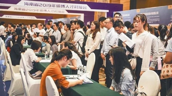 지난해 2019년 하이난성에서 열린 석.박사인재 초빙박람회에 면접을 기다리는 국내외 고급인재들. 바이두웨이보캡쳐.