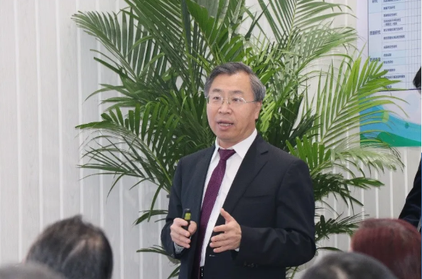 지난 12일 자사 백신연구소를 견학온 중국주재 대사등 외교사절에게 시노팜의 백신에 대해 설명하는 리우징쩐 시노팜 회장겸 서기. 시노팜 홈페이지 캡쳐.