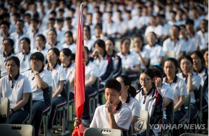 <strong>중국 우한의 중학교에서 강당에 모인 학생들이 전부 마스크없이 강의를 듣고 있다. </strong>우한 EPA=연합뉴스/ 제휴사 한중21.