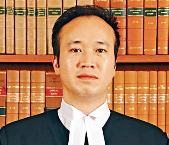 지난 3일 홍콩의 반중시위대의 가족 살해협박을 받은 쑤훼이더 총 재판관. 바이두웨이보 政知见 캡쳐.