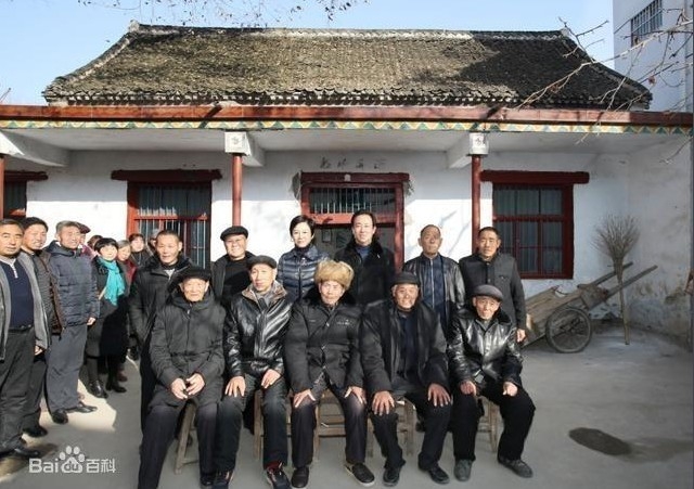 창업주 쉬지아인( 许家印 )가 부인과 함께 자신의 고향을 찾아 시골 어른들과 사진을 찍고 있다. 바이두바이커 