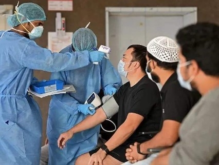 두바이에서 코로나19 감염조사를 진행하고 있는 장면, 바이두 웨이보