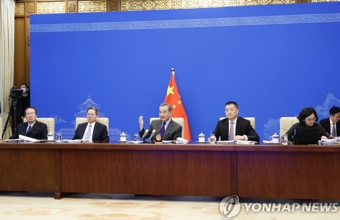 이 날 왕이부장의 영상회의에는 부부장과 수석대변인들이 배석했다.