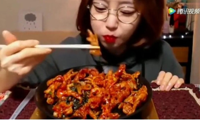 중국 동영상 플랫폼의 먹방컨텐츠. 바이두 웨이보 캡쳐