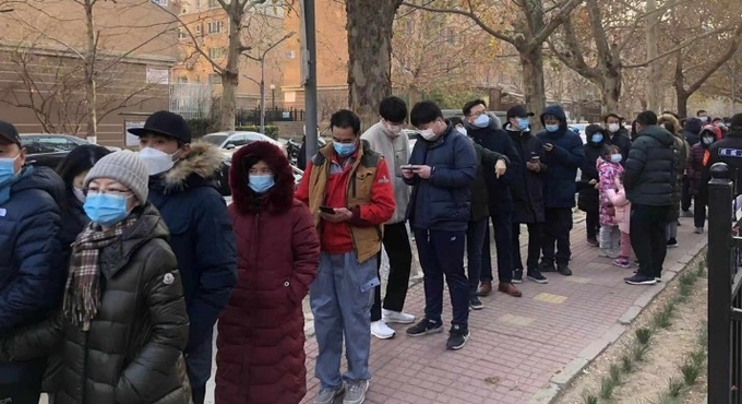 26일 베이징 차오양구 왕징의 한 아파트주민들이 핵산검사를 위해 긴 줄을 만들고 있다. 사진 = 연합뉴스(제휴사) 