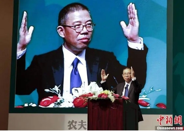 중국최고의 부호를 넘어 세계 부호순위 6위에 오른 중국생수회사 농푸산촨( 农夫山泉 )의 종샨샨( 钟睒睒) 창업주. 중국신원왕=펑파이 신원왕 캡쳐