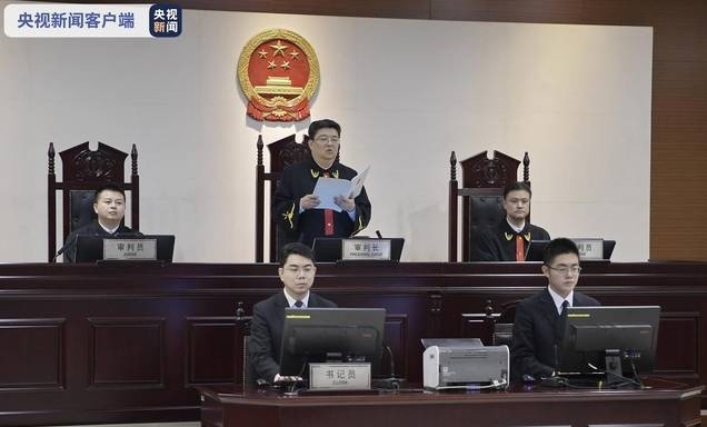 1심 사형선고이후 16일만에 열린 2심에서 재판부가 1심과 같이 사형을 확정했다. 이 날 재판장이 사형 선고판결을 읽고 있는데, 재판부가 판결문을 선고하는 장면을 공개한 것도 이례적이다. 차이나닷컴 중화왕 신원 캡쳐