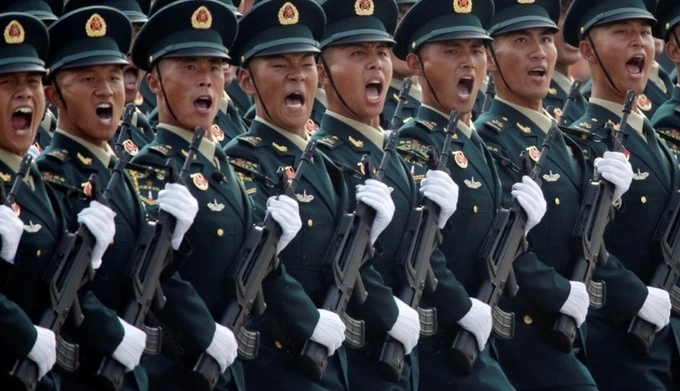 천안문광장의 군사페레이드에서 인민해방군 육군사열대가 구호를 외치고 있다. 사우스 차이나모닝포스트 캡쳐.