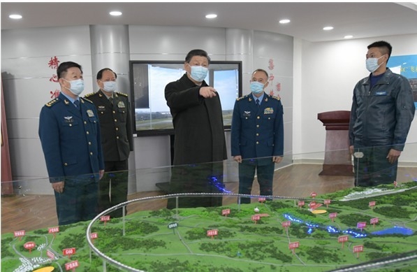 궤이저우 성 모 공군비행단의 춘지에 명절 비상근무상황을 점검하는 시진핑 주석, 신화사 캡쳐.