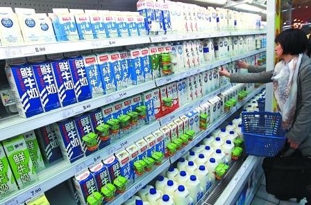 중국수퍼마켓의 우유진열대. 바이두 바이커