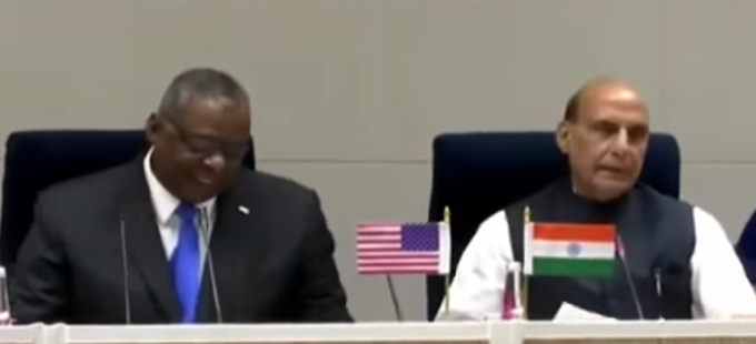  (왼쪽부터)로이드 오스틴 미국 국무장관과 라즈나싱 싱 인도 외무장관. 사진=유튜브 India Today 캡처