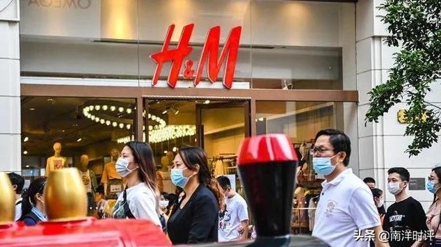 중국내 H&M 대형매장에 시민들이 눈길을 주지않고 지나치고 있다. 난양스핑 바이두 캡쳐.