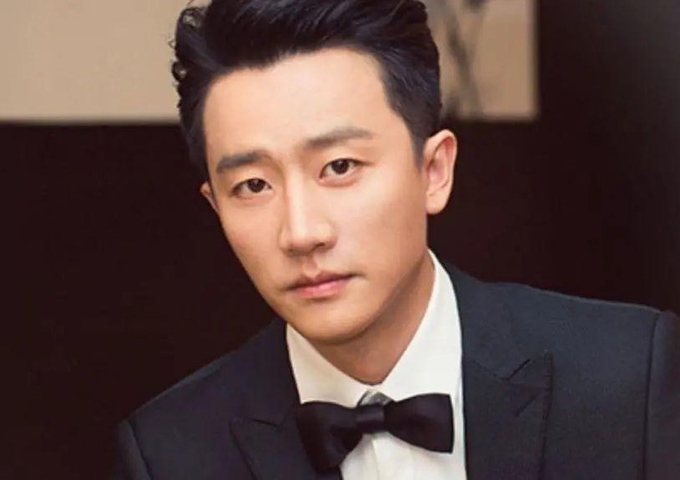 H&M 의 광고모델이었던 중국 남자배우 중 탑인 황슈엔 ( 黄轩) 도 같은 날 즉각 광고계약을 해지했다. 바이두