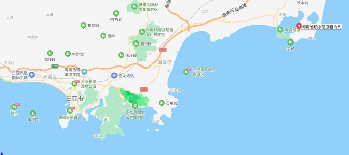  <strong>< 링쉐이리안국제교육 이노베이션 테스트베드( 陵水黎安国际教育创新试验区) > (오른쪽 빨간 색표시지점) 은 남중국해 남쪽 산야시의 동쪽 해변의 언색호( 바다와 통하는 육지로 둘싸인 호수) 와로 만들어진 반도에 위치해 있다고 신화통신이 전했다. 바이두 지도 캡쳐. </strong>