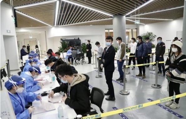 지난 2월 22일 베이징의 텡쉰베이징본부( 腾讯北京总部大楼) 에서 텅쉰 직원들이 단체접종을 받고 있다. 중궈르빠오(중국일보) 캡쳐.