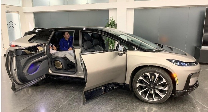 FF91의 차체는 대형승합차만한 대형차로, 최첨단 사양까지 갖춰 기본형이 2억 5천만원으로 공개됐다. 바이두 캡쳐.