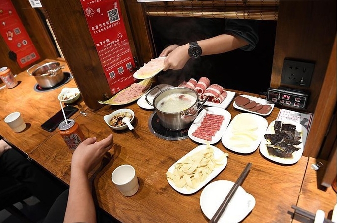 전통적으로 여럿이 둘러앉아 먹는 훠궈도 1인 분씩으로 요리해먹을 수 있는 식당이 늘고 있다. 신화왕캡쳐.