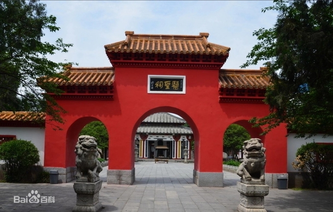 장종징(张仲景)을 기념하는 사당 이셩쓰 ( 医圣祠 ) 의 전경 