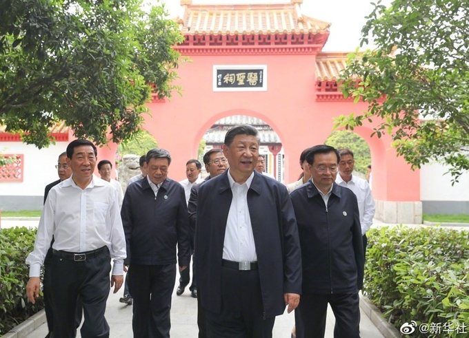 시진핑 주석이 중의약의 성인 (圣人)장종징 (张仲景)을 추모하는 사당 이성스 ( 医圣祠 ) 를 방문하고 있다. 이하 신화사 캡쳐