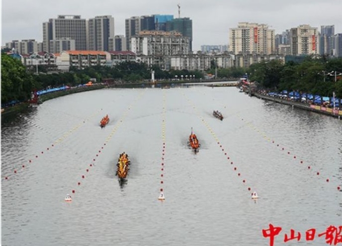 광동성 종산시 (中山市)에서 매년 단오절에 가장 규모가 크게 열리는 용선 축제 ( Dragon Boat Festival) 광경, 종산르빠오 캡쳐.