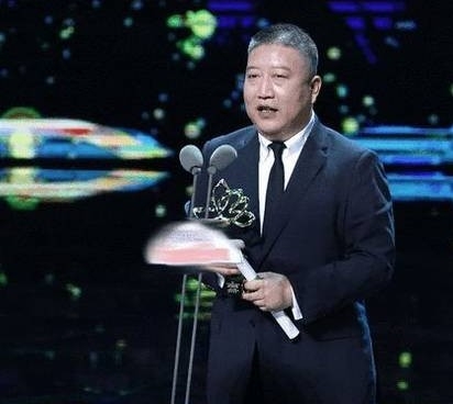 장용신 ( 张永新/ 49 ) 감독이 수상소감을 얘기하고 있다, 펑파이신원 캡쳐.