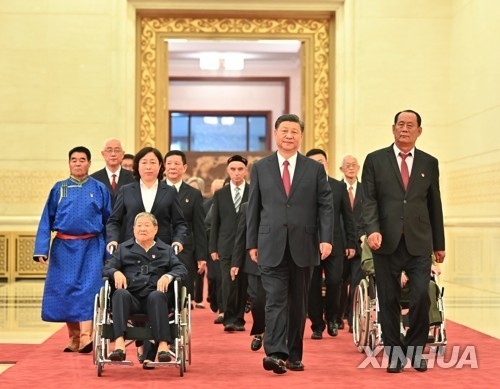 시진핑 중국 국가주석이 중국 공산당 창당 100주년 기념일을 앞두고 선정된 우수당원 29명과 인민대회장에 들어서고 있다.. 사진=연합뉴스/한중21 제휴사