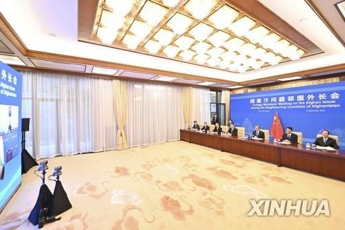 아프가니스탄 주변 6개국 외교장관 화상 회의에 참가한 중국 왕이 외교부장. 사진=연합뉴스/한중21 제휴사