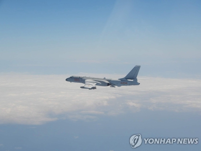 10월 4일 대만 방공식별구역에서 무력시위중인 중국 폭격기. 사진=연합뉴스/한중21 제휴사