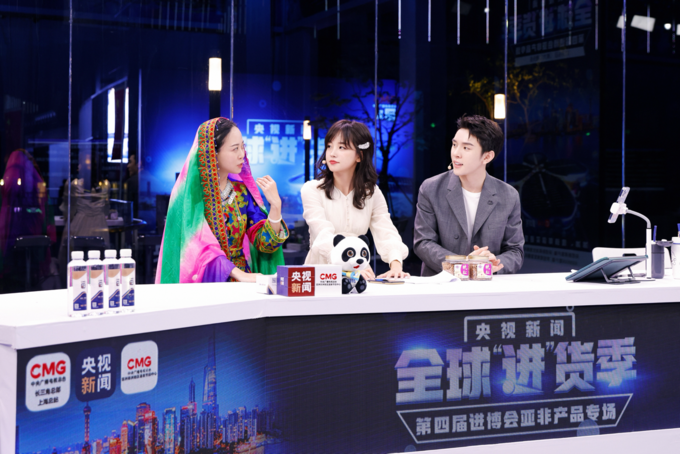 '2021 아시아 아프리카 쇼핑데이' 라이브 방송 현장, CMG 아시아아프리카지역방송센터 파슈토어 MC 구티(왼쪽), CMG 기자 왕빙빙(가운데), 유명 인플루언서 리쟈치(오른쪽) 등이 네티즌들에게 아프간 잣을 추천하고 있다. 사진=CMG/한중21 제휴사