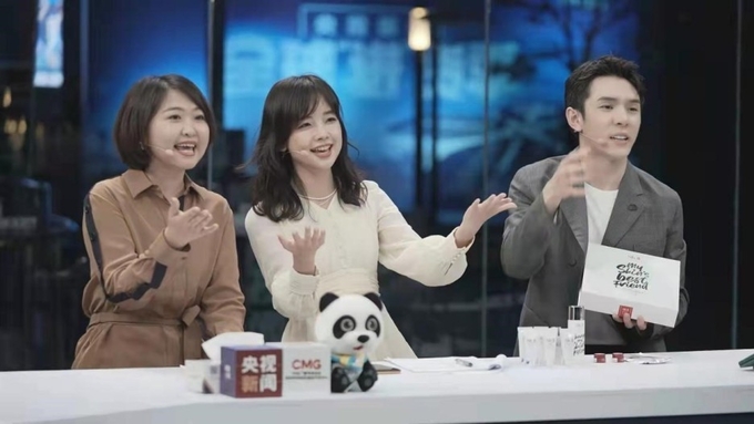 '2021 아시아 아프리카 쇼핑데이' 라이브방송 현장, CMG 아시아아프리카지역방송센터 일본어부 MC 왕잉잉(왼쪽), CMG 기자 왕빙빙(가운데), 유명 인플루언서 리쟈치(오른쪽)가 네티즌들에게 일본 제품을 추천하고 있다. 사진=CMG/한중21 제휴사
