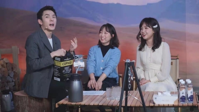 '2021 아시아 아프리카 쇼핑데이' 라이브 방송 현장, 유명 인플루언서 리쟈치(왼쪽), CMG 아시아아프리카지역방송센터 말레이시아부 MC 량량(가운데), CMG 기자 왕빙빙(오른쪽) 등이 네티즌들에게 말레이시아 제품을 추천하고 있다. 사진=CMG/한중21 제휴사
