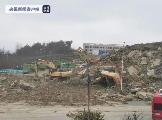 중국 구이저우에서 4일 산사태로 도로가 유실돼 복구 작업 중이다.