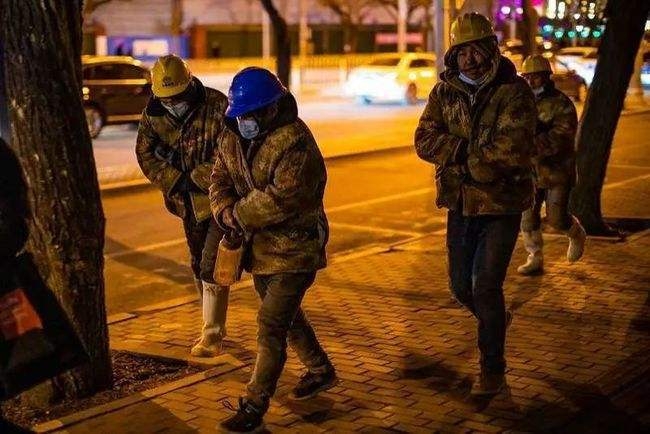 심야 작업에 나서는 중국 일일 노동자들의 모습 인터넷 캡처