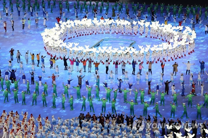 베이징 냐오차오 경기장에서 올림픽 개막식 공연이 펼쳐지고 있다. 연합/한중21제휴사