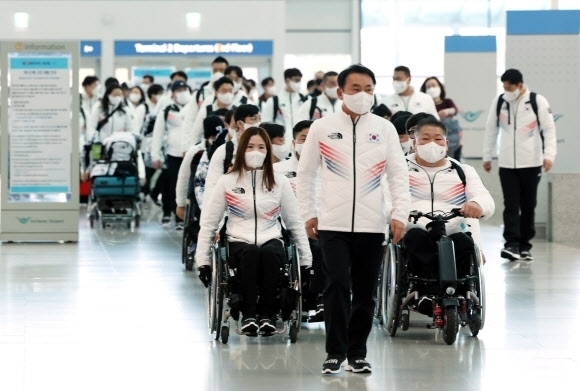 2022년 베이징 동계 패널올림픽 참가를 하는 한국 선수단이 지난 25일 오전 인천 공항 출국장을 나서고 있다. <br>
연합/한중21 제휴사