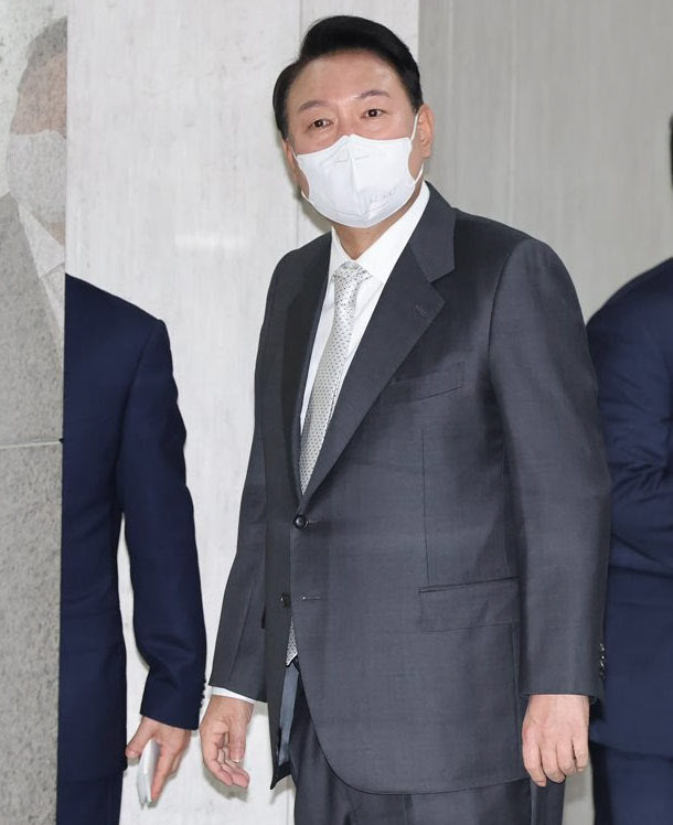 윤석열 대통령이 12일 오전 서울 용산 대통령실 청사로 출근하며 취재진의 질문에 답하고 있다. 연합/한중21제휴사
