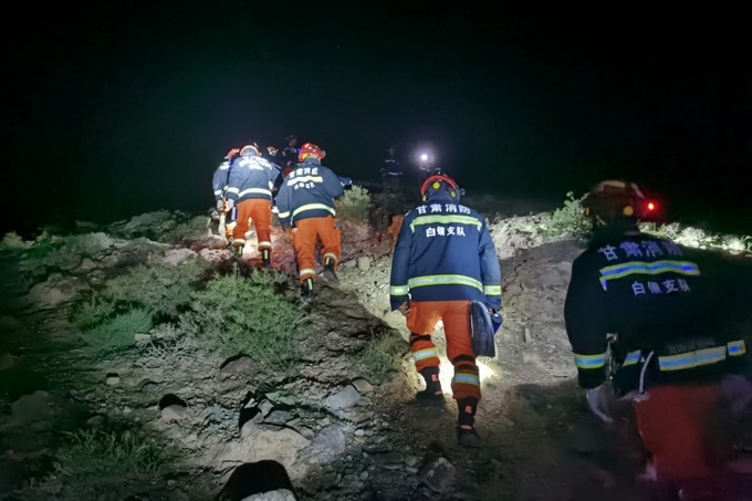 중국 산악마라톤 사고를 수습하는 모습 연합/한중21제휴사