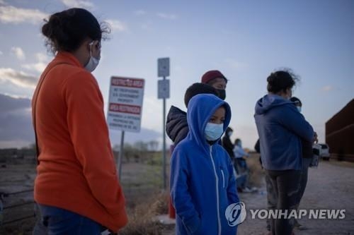 미국에 밀입국한 중남미 출신 여성과 어린이들. 사진=연합뉴스/한중21 제휴사